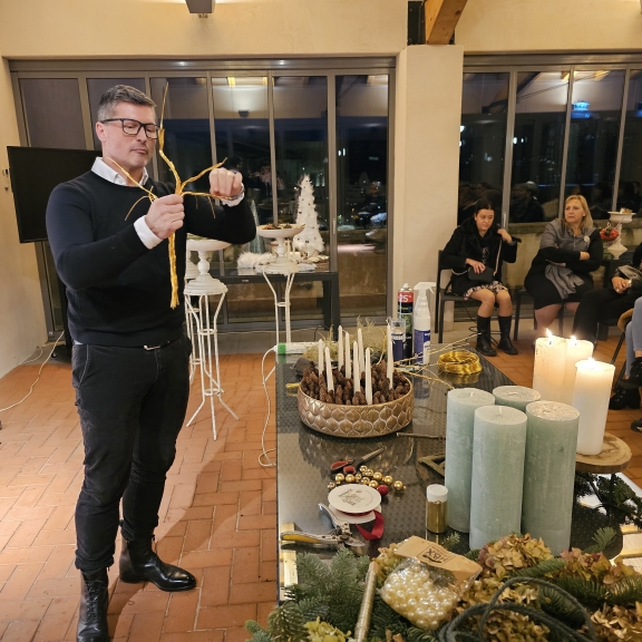 Simon Ogrizek ustvarja adventne aranžmaje