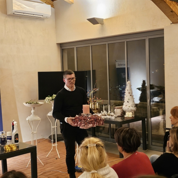 Simon Ogrizek ustvarja adventne aranžmaje