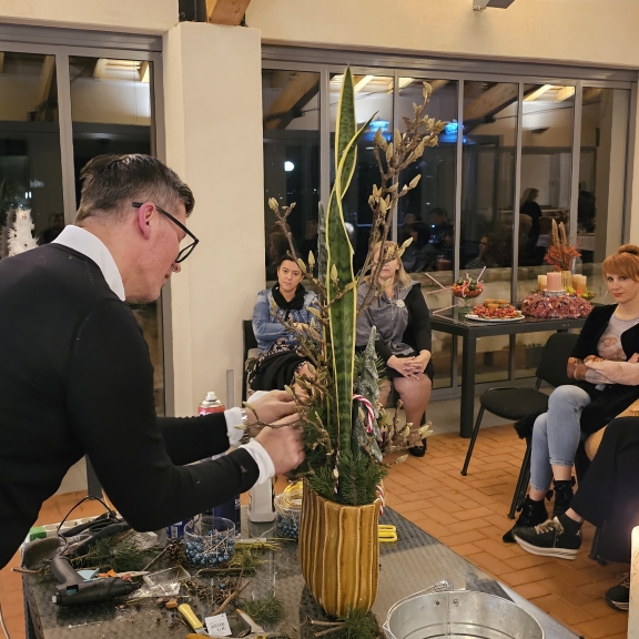 Simon Ogrizek ustvarja adventne aranžmaje