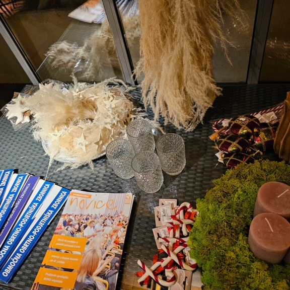 Materiali, s katerimi je Simon Ogrizek ustvarjal aranžmaje