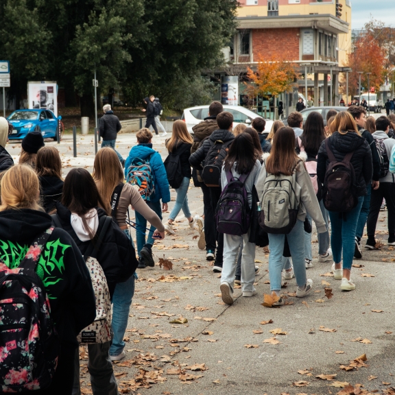 Odhod na podjetja (nekateri peš, drugi z avtobusi)