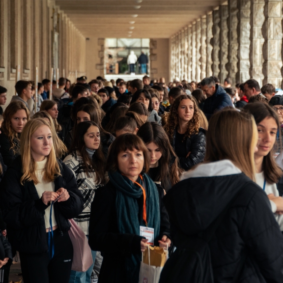 Zbiranje pred MONG pred odhodom na podjetja