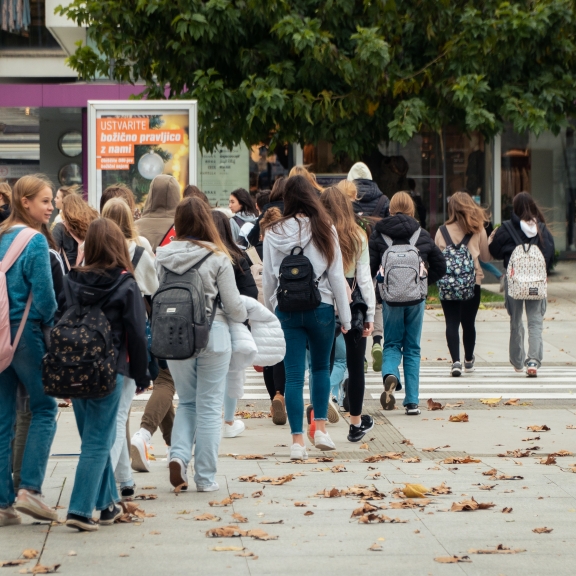 Odhod na podjetja (nekateri peš, drugi z avtobusi)